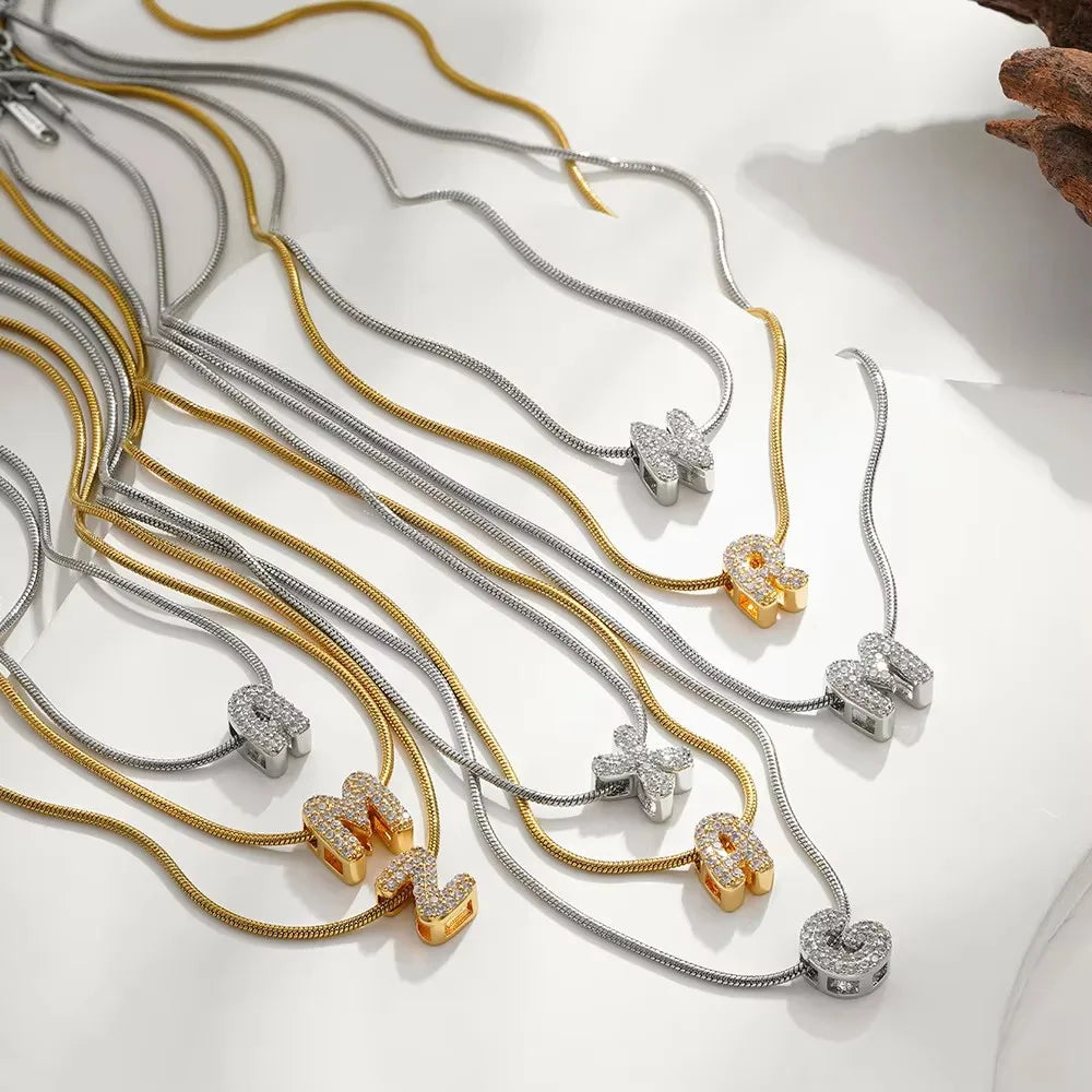 Bubbel letter ketting met steentjes