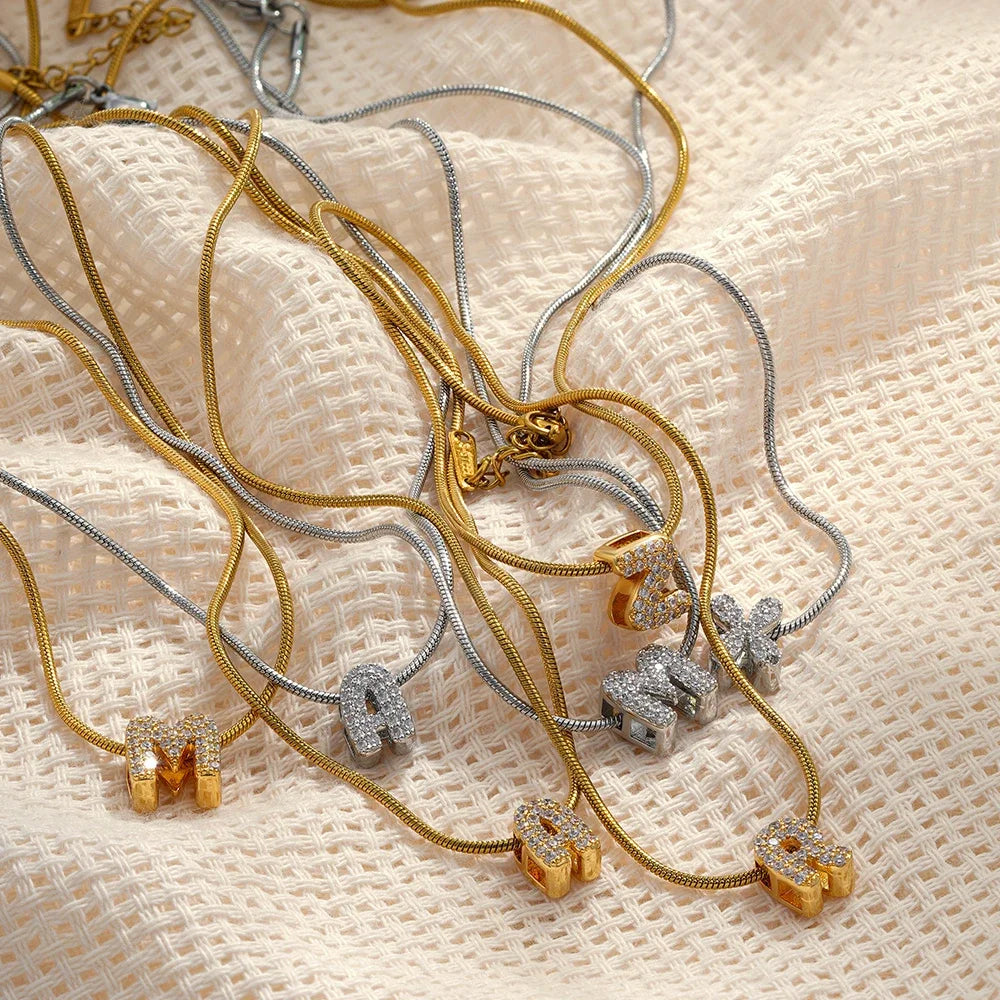 Bubbel letter ketting met steentjes