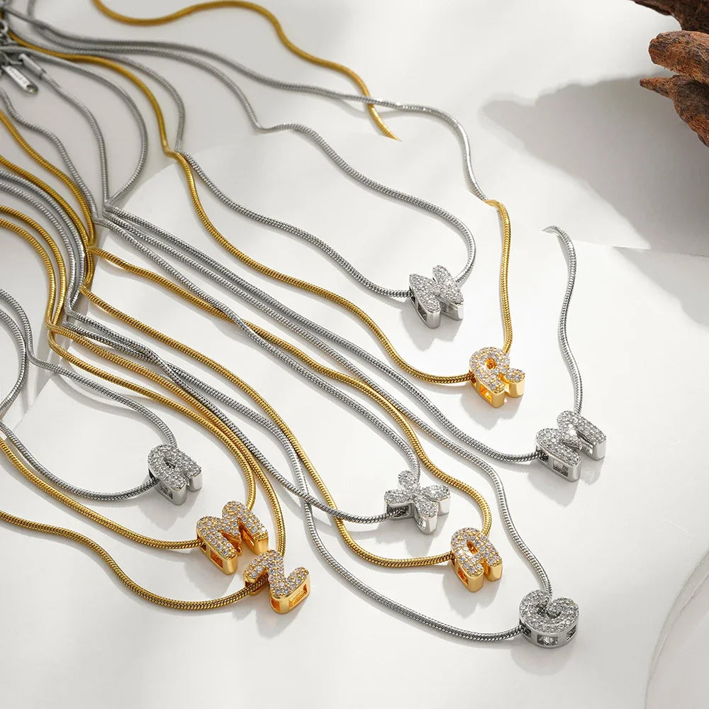 Bubbel letter ketting met steentjes