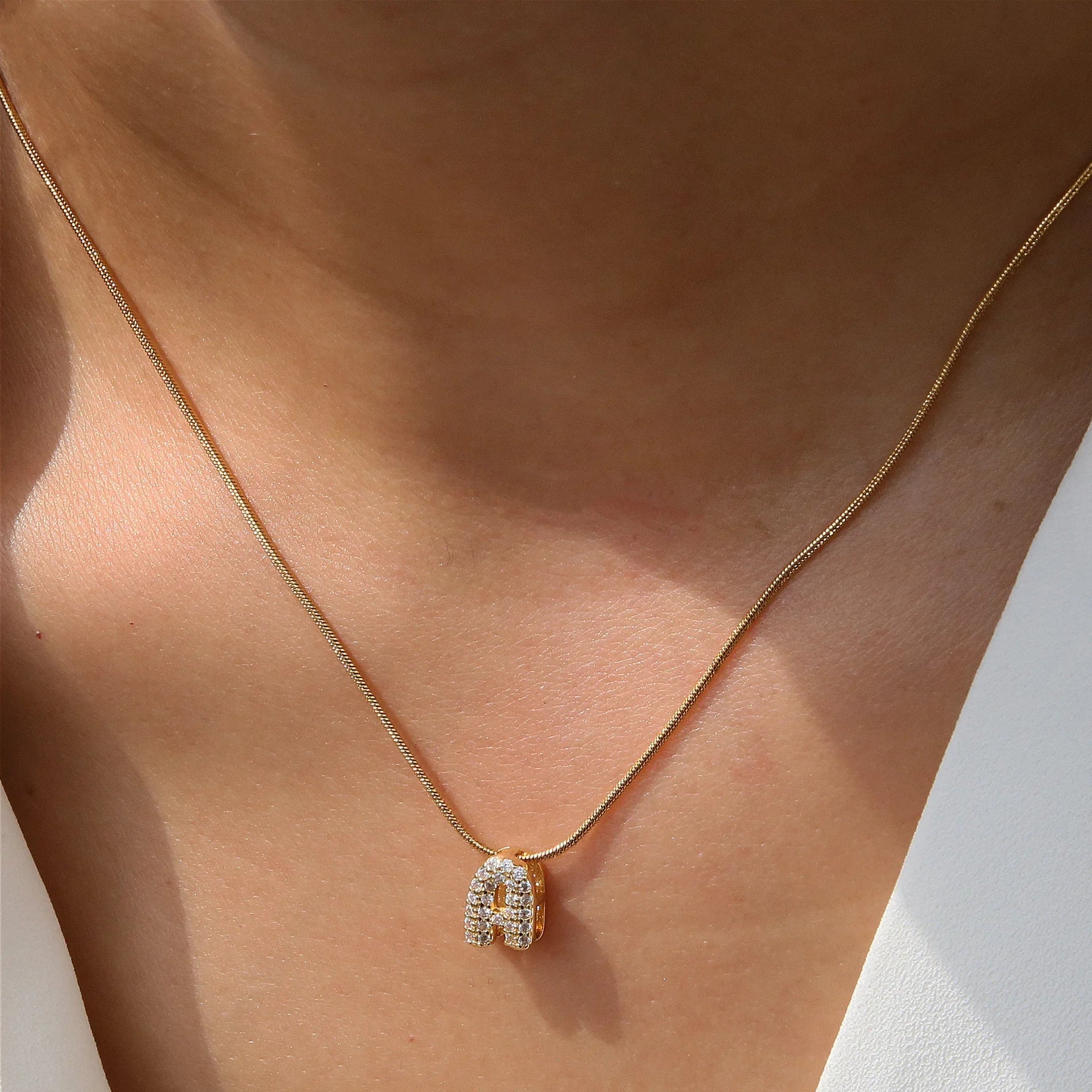 Bubbel letter ketting met steentjes