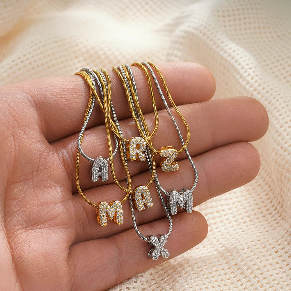 Bubbel letter ketting met steentjes